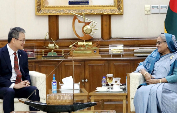 ‘দক্ষিণ কোরিয়ার সাফল্য বাংলাদেশকে উন্নয়ন ও সমৃদ্ধির দিকে নিয়ে যাওয়ার প্রচেষ্টাকে অনুপ্রাণিত করেছে।’ আজ প্রধানমন্ত্রীর সঙ্গে তার সরকারি বাসভবন গণভবনে সাক্ষাৎ করেন কোরিয়া প্রজাতন্ত্রের (দক্ষিণ কোরিয়া) বিদায়ী রাষ্ট্রদূত লি জাং কেউন। এসময় তিনি এ কথা বলেন। ছবি: সংগৃহীত