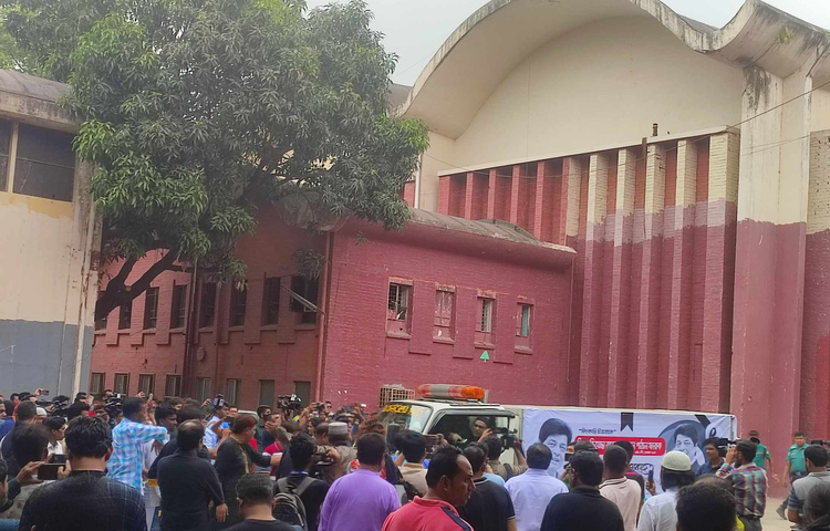 প্রয়াত নায়ক ফারুকের মরদেহ দেশে আসার পর এফডিসিতে নেমে আসে শোকের ছায়া। শেষ শ্রদ্ধা জানাতে মঙ্গলবার দুপুর ১টায় ফারুকের মরদেহ এফডিসিতে নিয়ে যাওয়া হয়। তাকে শেষবারের মতো শ্রদ্ধা জানাতে এফডিসিতে এসেছিলেন তার সহকর্মী সহ নবীন প্রবীণ চলচ্চিত্রকর্মীরা। ছবি: মইনুল ইসলাম