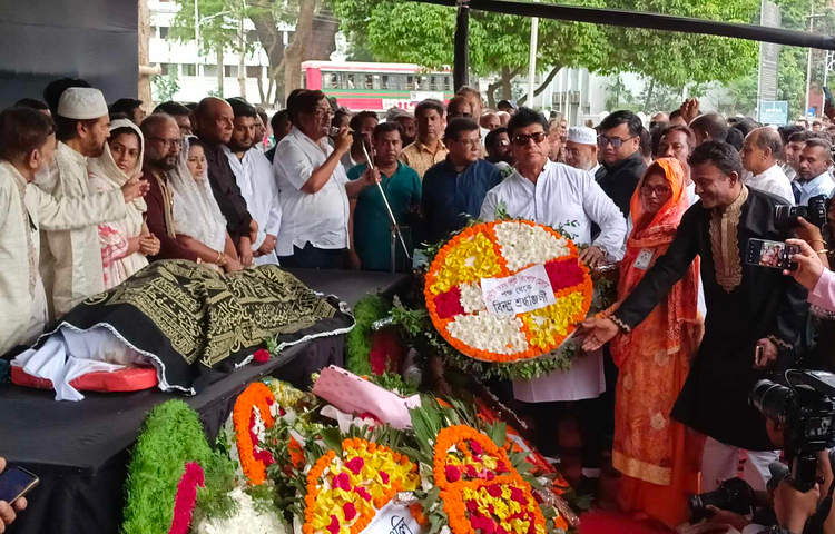 প্রয়াত নায়ক ফারুককে আজ কেন্দ্রীয় শহীদ মিনারে সম্মিলিত সাংস্কৃতিক জোটের ব্যানারে এ শ্রদ্ধা নিবেদনের আয়োজন করা হয়। ছবি: জাগো নিউজ