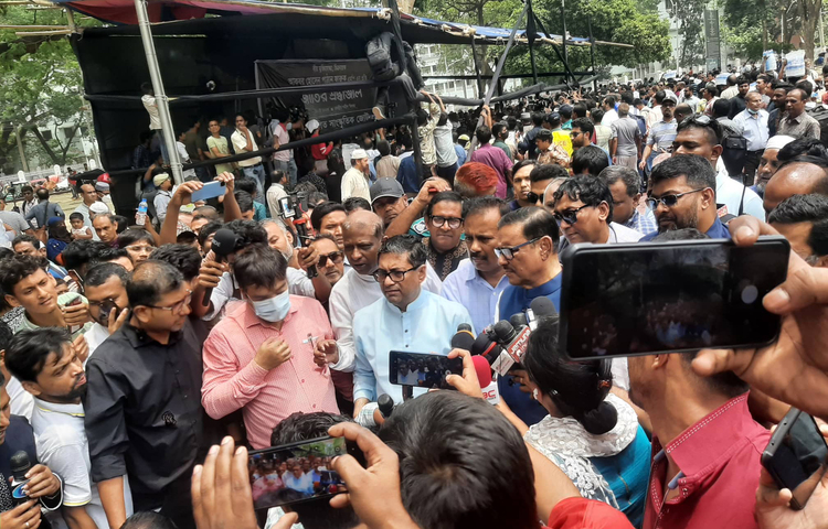 বীর মুক্তিযোদ্ধা, চিত্রনায়ক ও সংসদ সদস্য মরহুম আকবর হোসেন পাঠান ফারুকের প্রতি শ্রদ্ধা জানিয়েছে বাংলাদেশ আওয়ামী লীগ। আজ সকালে কেন্দ্রীয় শহীদ মিনারে আওয়ামী লীগ সাধারণ সম্পাদক ওবায়দুল কাদের দলীয় নেতাদের সঙ্গে নিয়ে চিত্রনায়ক ফারুকের মরদেহে শ্রদ্ধা নিবেদন করেন। ছবি: জাগো নিউজ