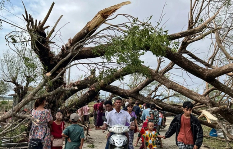 ঘূর্ণিঝড় মোখার আঘাতে বাংলাদেশে কোনো প্রাণহানি না হলেও প্রতিবেশী মিয়ানমারে মৃতের সংখ্যা অর্ধশত ছাড়িয়েছে। স্থানীয় নেতা ও জান্তা-সমর্থিত মিডিয়ার বরাতে বার্তা সংস্থা এএফপি জানিয়েছে, মিয়ানমারে মোখার আঘাতে প্রাণহানির সংখ্যা ৬০ জনে পৌঁছেছে। এখনো নিখোঁজ রয়েছে শতাধিক মানুষ। ফলে মৃতের সংখ্যা আরও বাড়তে পারে বলে আশঙ্কা করা হচ্ছে। ছবি: সংগৃহীত