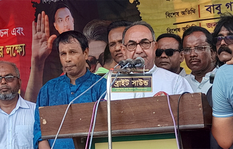 হিরক রাজার মতো বর্তমান সরকারেরও শেষ পরিণতি হবে বলে মন্তব্য করেছেন বিএনপির স্থায়ী কমিটির সদস্য মির্জা আব্বাস। আরও সকাল সাড়ে ১০টায় কেন্দ্রীয় ও স্থানীয় নেতাকর্মীরা রোড মার্চের উদ্বোধনী অনুষ্ঠানে তিনি এ মন্তব্য করেন। ছবি: জাগো নিউজ