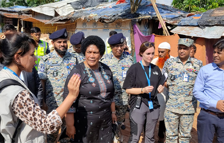 কক্সবাজারের রোহিঙ্গা শরণার্থী শিবির পরিদর্শন করেছেন জতিসংঘের নিরাপত্তা ও সুরক্ষা বিষয়ক সহকারী মহাসচিব উনাইসি লুতু ভুনিওয়াকা। আজ দুপুরে তিনি উখিয়া উপজেলার কুতুপালং ২ নম্বর রোহিঙ্গা ক্যাম্প রিদর্শন করেন। ছবি: জাগো নিউজ