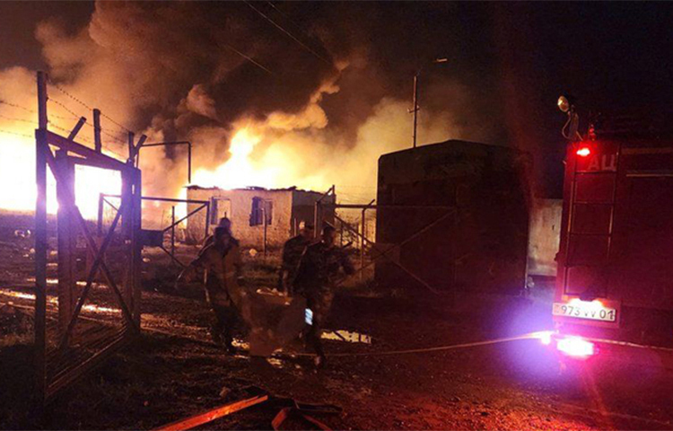 আজারবাইজানের বিতর্কিত নাগোরনো-কারাবাখ অঞ্চলে একটি জ্বালানি ডিপোতে বিস্ফোরণের ঘটনায় ২০ জন নিহত হয়েছে। আহত হয়েছে আরও কয়েকশ মানুষ। স্থানীয় আর্মেনিয়া কর্তৃপক্ষ এ তথ্য নিশ্চিত করেছে। প্রায় ৩০০ মানুষকে হাসপাতালে ভর্তি করা হয়েছে বলে খবর পাওয়া গেছে। ছবি: সংগৃহীত