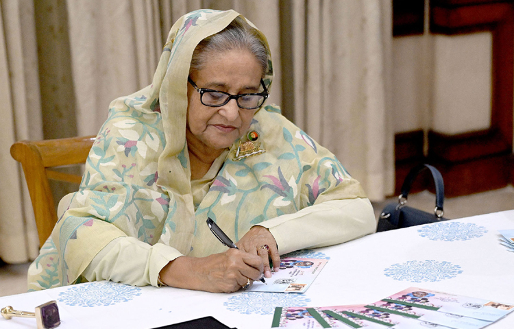 জাতির পিতা বঙ্গবন্ধু শেখ মুজিবুর রহমানের ১০৪তম জন্মবার্ষিকী ও জাতীয় শিশু দিবস উদযাপন উপলক্ষে গণভবনে স্মারক ডাকটিকিট উদ্বোধনী খাম ও সিলমোহর অবমুক্ত করেন প্রধানমন্ত্রী শেখ হাসিনা। ছবি: পিআইডি