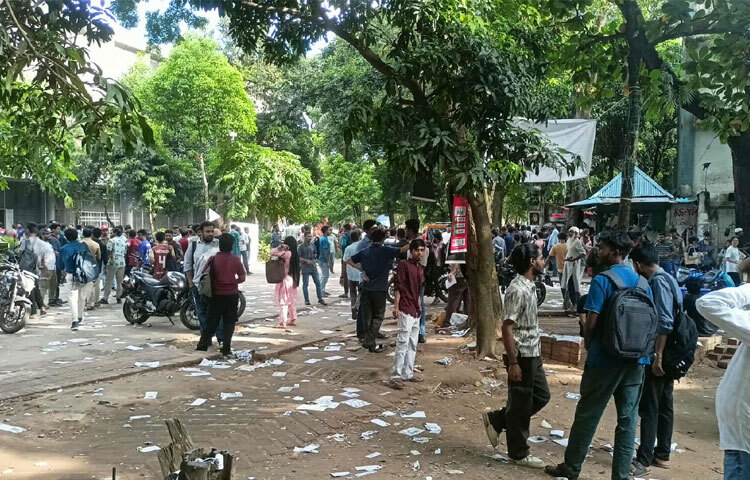 ঢাকা বিশ্ববিদ্যালয় কেন্দ্রীয় ছাত্র সংসদ (ডাকসু) নির্বাচন ঘিরে ক্যাম্পাসে উৎসবের আমেজ বইছে। শেষ দিনের প্রচারে ব্যস্ত সময় পার করছেন প্রার্থী ও তাদের সমর্থকেরা। সবার হাতে হাতে ঘুরছে প্রচারপত্র-পোস্টার। ছবি: নাহিদ হাসান