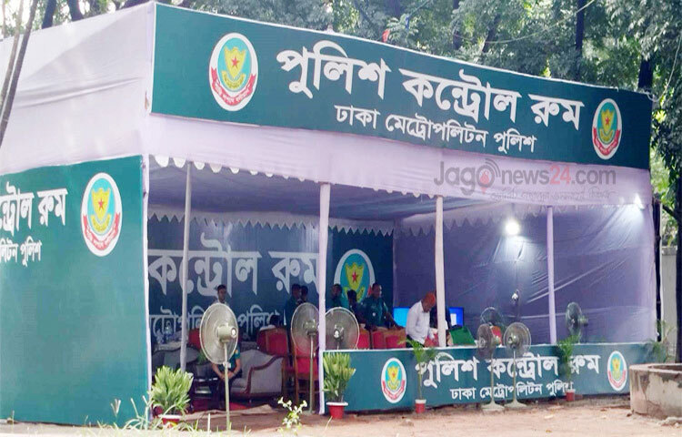 রাত পোহালেই ঢাকা বিশ্ববিদ্যালয় কেন্দ্রীয় ছাত্র সংসদ (ডাকসু) ও হল সংসদ নির্বাচনে ভোটগ্রহণ অনুষ্ঠিত হবে। সুষ্ঠু, অবাধ ও নিরপেক্ষভাবে নির্বাচন সম্পন্ন করার লক্ষ্যে বিশ্ববিদ্যালয় প্রশাসন ও আইনশৃঙ্খলা বাহিনীর যৌথ উদ্যোগে বিশ্ববিদ্যালয়ের ডাস এলাকায় অস্থায়ী পুলিশ কন্ট্রোল রুম স্থাপন করা হয়েছে। ছবি: জাগো নিউজ