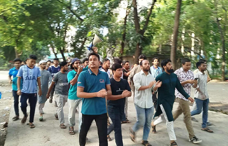 ঢাকা বিশ্ববিদ্যালয় কেন্দ্রীয় ছাত্র সংসদ নির্বাচন (ডাকসু) স্থগিতের প্রতিবাদে বিক্ষোভ স্লোগানে উত্তাল ঢাকা বিশ্ববিদ্যালয়। ছবি: হাসান আলী