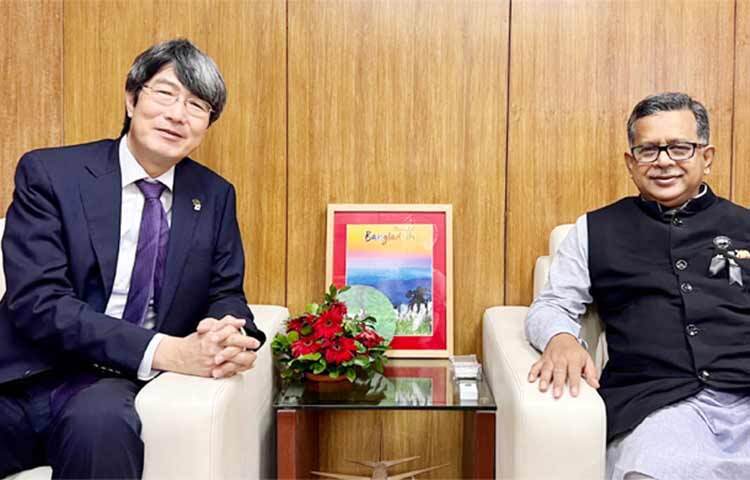 বাংলাদেশের পর্যটন শিল্পের উন্নয়নে জাপানকে বিনিয়োগের আহ্বান জানিয়ে ছেন বেসামরিক বিমান পরিবহন ও পর্যটন প্রতিমন্ত্রী মো. মাহবুব আলী। আজ সচিবালয়ে নিজ দপ্তরে বাংলাদেশে নিযুক্ত জাপানের রাষ্ট্রদূত ইওয়ামা কিমিনরির সঙ্গে সাক্ষাৎকালে এ আহ্বান জানান প্রতিমন্ত্রী। ছবি: জাগো নিউজ