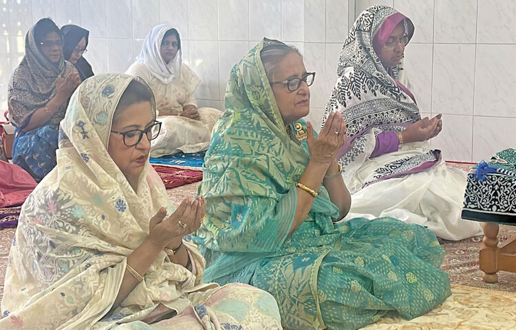 বাংলাদেশ আওয়ামী লীগ সভাপতি ও প্রধানমন্ত্রী শেখ হাসিনা আজ সিলেট হযরত শাহজালাল (র.) মাজার জিয়ারত করেন। এসময় বঙ্গবন্ধুর কনিষ্ঠ কন্যা শেখ রেহানা সঙ্গে ছিলেন। ছবি: ইয়াসিন কবির জয়
