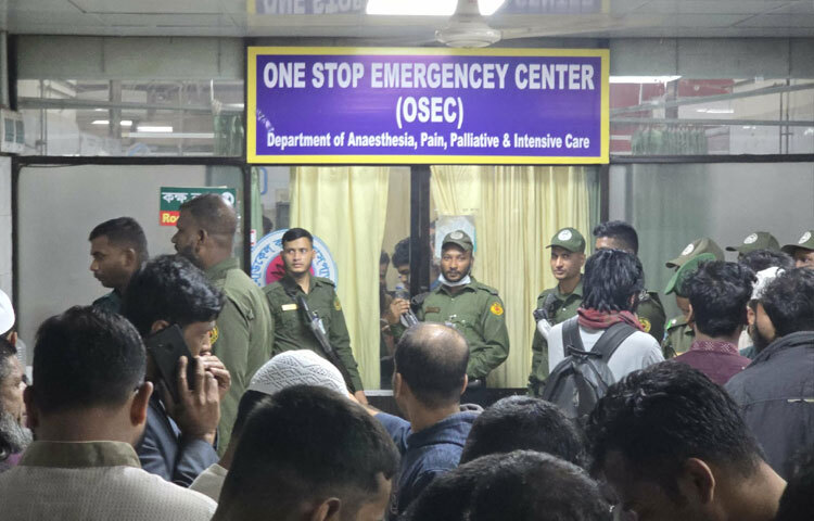 ওসমান হাদীকে উদ্ধার করে ২টা ৩৫ মিনিটে ঢামেক হাসপাতালে নিয়ে যাওয়া হয়।