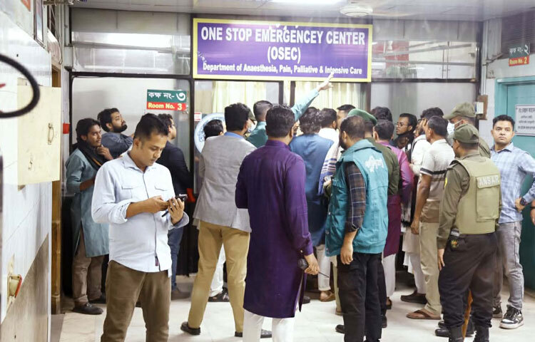 ঢাকা মেডিকেল কলেজ (ঢামেক) হাসপাতালের জরুরি বিভাগের আবাসিক সার্জন ডা. মোস্তাক আহমেদ বলেন, হাদিকে জরুরি বিভাগে নিয়ে আসা হয়, তার অবস্থা খুবই আশঙ্কাজনক ছিল। পরে তাকে সিপিআর (কার্ডিওপালমোনারি রিসাসিটেশন) দেওয়া হয় এবং বর্তমানে প্রেসার কিছুটা স্থিতিশীল। তার মাথার ভেতরে গুলি রয়েছে এবং কানের আশপাশে গুলি লেগেছে। তাকে নিউরোসার্জারি বিভাগের অপারেশন থিয়েটারে নেওয়া হয়েছে, যেখানে অস্ত্রোপচার চলছে।