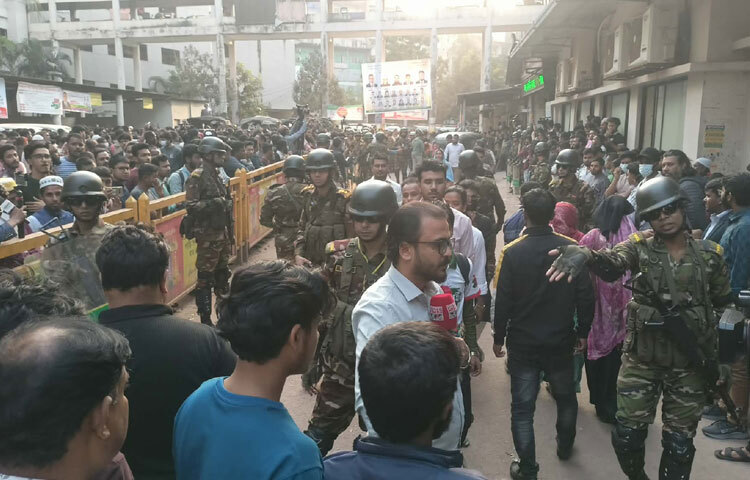 পরিস্থিতি নিয়ন্ত্রণে সেখানে সেনাবাহিনী মোতায়েন করা হয়েছিল।