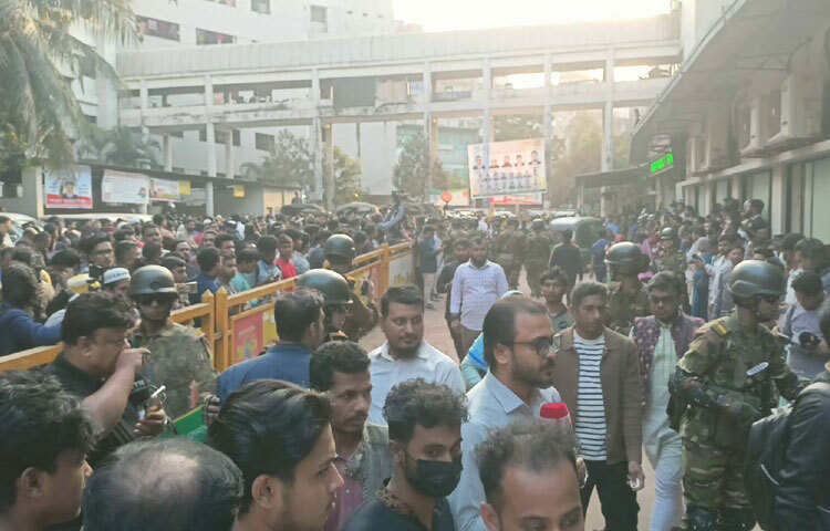 গুলিবিদ্ধ ঢাকা-৮ আসনের স্বতন্ত্র প্রার্থী ও ইনকিলাব মঞ্চের মুখপাত্র শরিফ ওসমান হাদিকে দেখতে ঢাকা মেডিকেল কলেজ (ঢামেক) হাসপাতালের সামনে ভিড় করছিলেন সমর্থক, সাধারণ মানুষ ও উৎসুক জনতা।