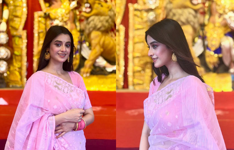 গোলাপি জামদানিতে দর্শনা বণিক যেন দেবীর প্রতিরূপ। ঐতিহ্য আর আধুনিকতার মিলনে তার উপস্থিতি একেবারেই অনন্য।