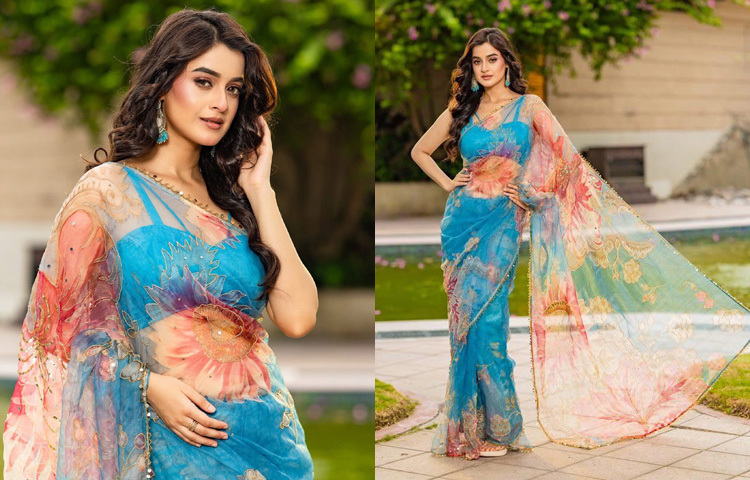 স্লিভলেস ব্লাউজের সঙ্গে ব্লু টিস্যু শাড়িতে অপরূপ লাগছে তাকে।