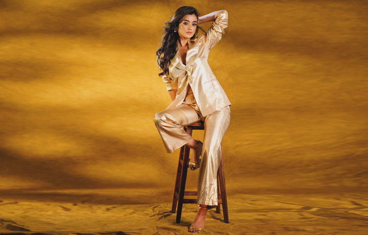 ক্রিম রঙা স্যাটিন লাউঞ্জওয়্যারে আরাম আর আকর্ষণের মিশেলে ধরা দিলেন দর্শনা।