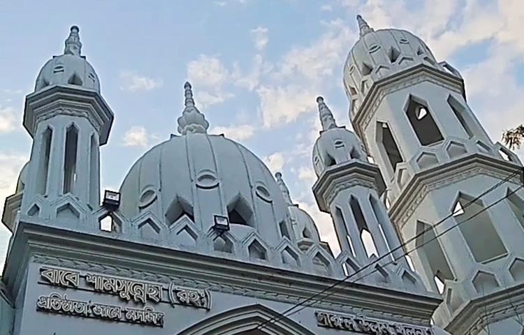 এই মসজিদ দেখে যে কারও চোখ জুড়িয়ে যায়। কারুকার্য খচিত চমৎকার সৌন্দর্যমণ্ডিত সাদা রঙের এই মসজিদের আরেক নাম ‘তালাবওয়ালা জামে মসজিদ’।