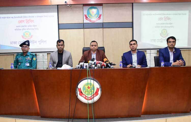 জামিনে কারামুক্ত শীর্ষ সন্ত্রাসী ইমামুল হাসান ওরফে পিচ্চি হেলাল ও আরেক শীর্ষ সন্ত্রাসী সানজিদুল ইসলাম ইমনকে দ্রুত আইনের আওতায় আনা হবে বলে জানিয়েছেন ঢাকা মহানগর গোয়েন্দা পুলিশের (ডিবি) অতিরিক্ত কমিশনার রেজাউল করিম মল্লিক। ছবি: তৌহিদুজ্জামান তন্ময়