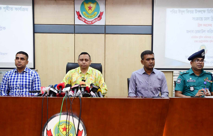 নিরাপদ ও উৎসবমুখর পরিবেশে ঈদ উদযাপনে ডিবি সর্বদা নগরবাসীর পাশে থাকবে বলে জানিয়েছেন অতিরিক্ত পুলিশ কমিশনার (ডিবি) রেজাউল করিম মল্লিক। ছবি: তৌহিদুজ্জামান তন্ময়