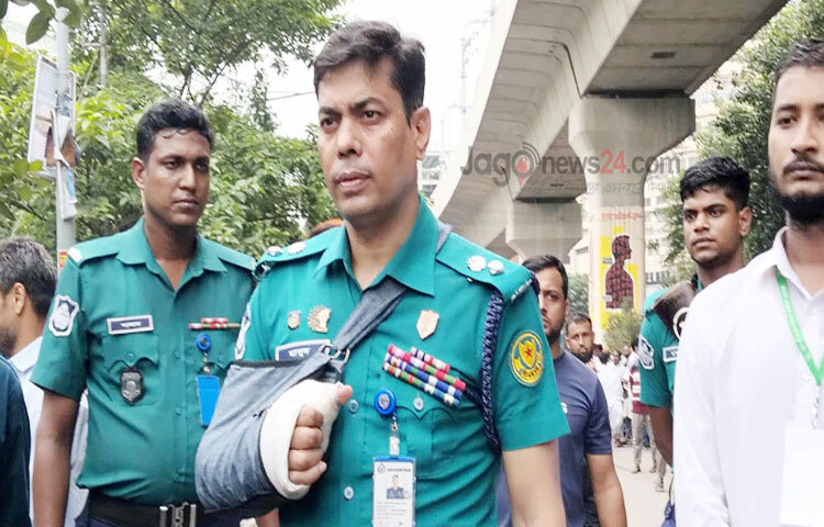 ঢাকা বিশ্ববিদ্যালয়ের ছাত্র সংসদ (ডাকসু) নির্বাচনে ভাঙা হাত নিয়েই নিরাপত্তা তদারকির দায়িত্ব পালন করছেন রমনা বিভাগের উপ-পুলিশ কমিশনার (ডিসি) মাসুদ আলম। মঙ্গলবার (৯ সেপ্টেম্বর) সকাল থেকে দায়িত্ব পালন করছেন তিনি। ছবি: জাগো নিউজ