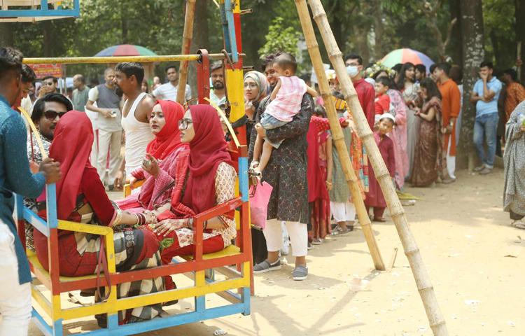 বন্ধুদের নিয়ে দলবেঁধে উঠছে নাগর দোলায়। ছবি: মাহবুব আলম
