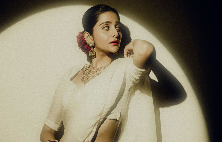 বিয়ের রিসেপশন থেকে শুরু করে পার্টি এই ক্ল্যাসিক লুক সর্বত্র মানানসই।