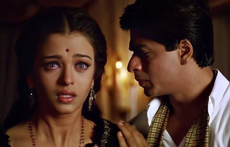 দেবদাস (২০০২): শারদার প্রেম, পারোর অশ্রু আর দেবদাসের ব্যথা-সব মিলিয়ে এই সিনেমা বলিউডের এক ক্লাসিক রূপকথা। শাহরুখের চোখের ভাষায় ব্যথার সৌন্দর্য খুঁজে পাওয়া যায়।