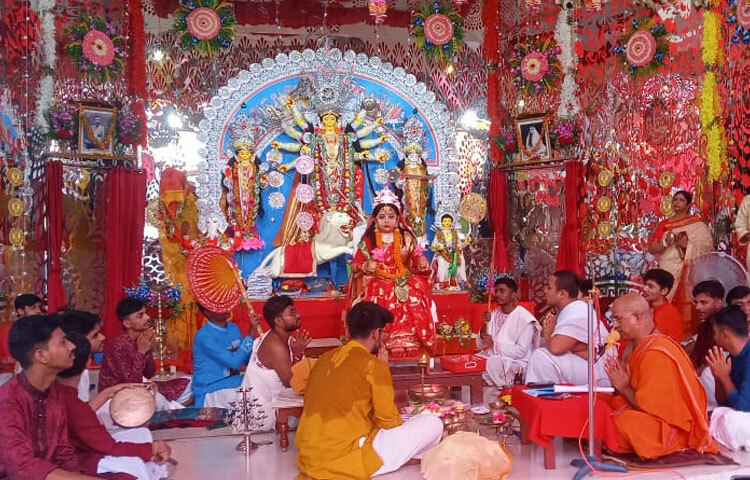 এবার কুমারী দুর্গা মা হিসেবে পূজিত হয় তার নাম অসমী মজুমদার। সে শহরের দক্ষিণ চর কমলাপুরের বাসিন্দা দীপক মজুমদার ও কৃষ্ণা ব্যানার্জি দম্পতির মেয়ে। অসমী মজুমদার স্থানীয় সানরাইজ প্রি ক্যাডেট স্কুলের তৃতীয় শ্রেণির শিক্ষার্থী।