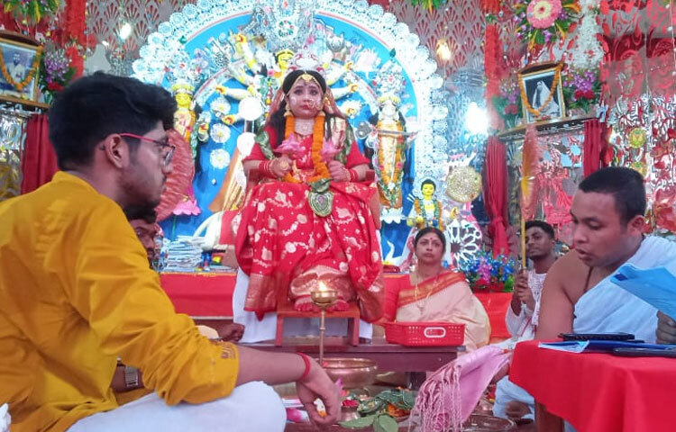 মহাঅষ্টমী পূজার সকাল থেকেই বিভিন্ন বয়সী নারী, পুরুষ ও শিশুসহ ভক্তরা নতুন নতুন পোশাক পড়ে পূজা মণ্ডপে ভিড় করেন। এ সময় পুরোহিতের মন্ত্রোচ্চারণ, ঢাকের বাজনা ও উলুধ্বনি, শঙ্খধ্বনিতে পুরো এলাকায় উৎসবের আমেজ ছড়িয়ে পড়ে।