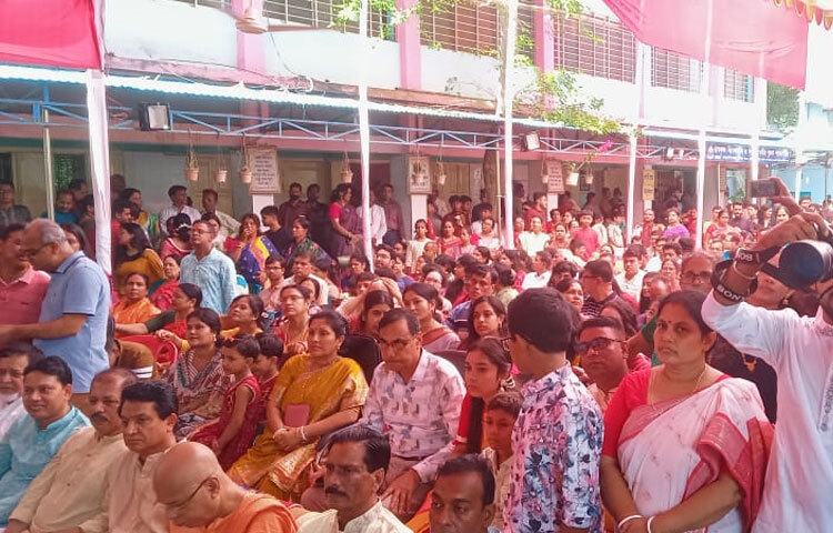 এদিকে, রামকৃষ্ণ মিশন আশ্রমে সকাল থেকেই কুমারী পূজা দেখার জন্য নানা বয়সী সব ধর্মাবলম্বী ভক্তদের ভিড় জমে। পূজা শেষে মিশনের পক্ষ থেকে প্রসাদ বিতরণ করা হয়।