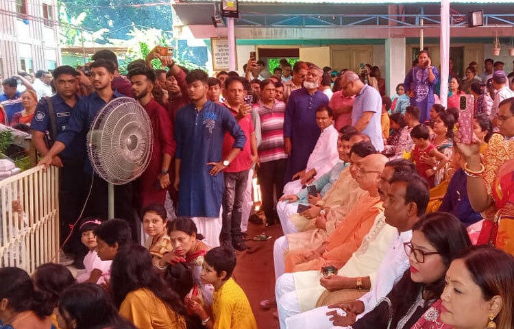 রামকৃষ্ণ মিশন আশ্রমের কুমারী পূজার পুরোহিত নীলরতন ঝা বলেন, মা দুর্গার যে কয়টি রূপ আছে ‌ তারমধ্যে কুমারী অন্যতম। মূলত মা দুর্গাকে শিশু রূপে যে পূজা করা হয় তাকেই কুমারী পূজা বলা হয়। এজন্য প্রতিবছর ‌অষ্টমী পূজার দিন ‌এই পূজার আয়োজন করা হয়।