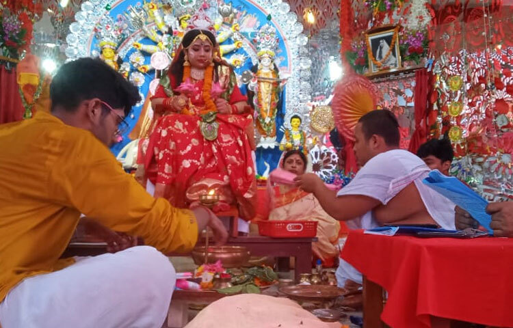 হিন্দুশাস্ত্র অনুসারে, দুর্গাপূজার মহা অষ্টমীর দিনে সাধারণত ১ থেকে ১৬ বছরের অজাতপুষ্প সুলক্ষণা কুমারীকে পূজার উল্লেখ রয়েছে। ব্রাহ্মণ অবিবাহিত কন্যা অথবা অন্য গোত্রের অবিবাহিত কন্যাকেও পূজা করার বিধান রয়েছে।