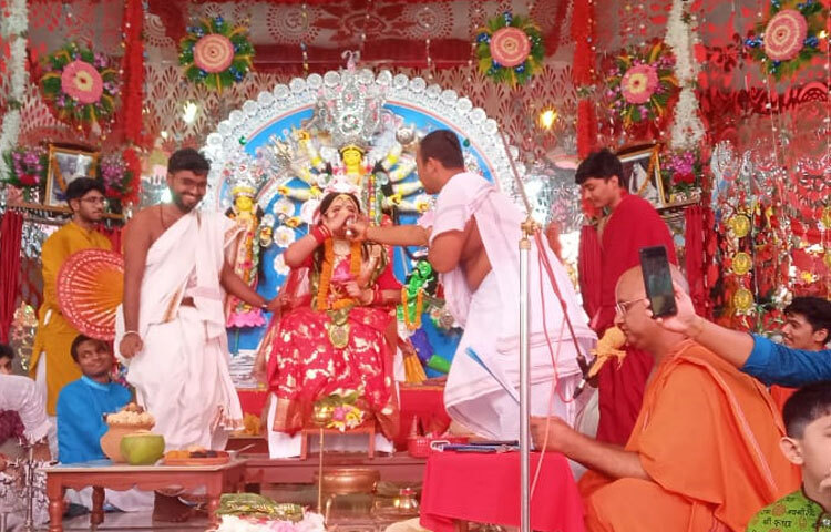 যথাসময়ে সুসজ্জিত আসনে বসিয়ে ষোড়শোপচারে পূজা করা হয় কুমারীকে। কুমারী পূজার মাধ্যমে নারী জাতি হয়ে উঠবে পূত-পবিত্র ও মাতৃভাবাপন্ন।