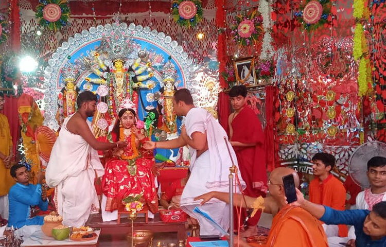 মহা অষ্টমীতে নির্বাচিত কুমারীকে স্নান করিয়ে নতুন বস্ত্র পরানো হয়। হাতে দেয়া হয় ফুল, কপালে সিঁদুরের তিলক ও পায়ে আলতা।