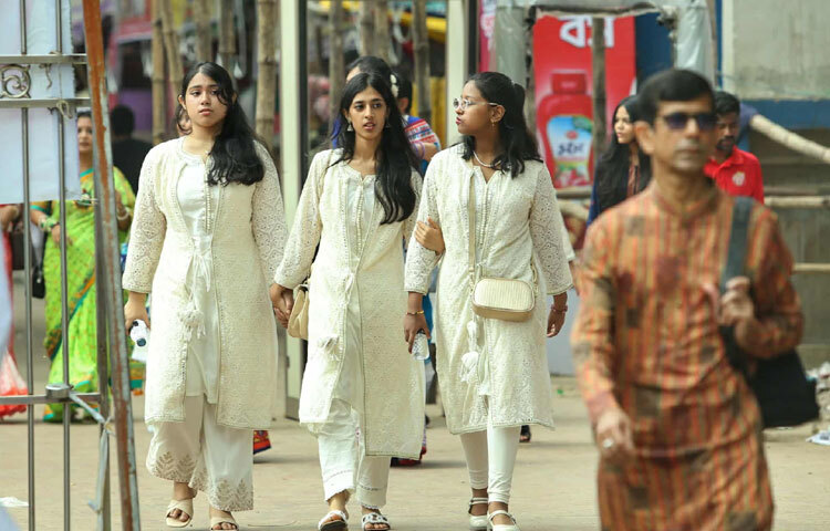 রমনা কালিমন্দির শুধু পূজার কেন্দ্র নয়, বরং মিলনমেলার জায়গাতেও পরিণত হয়েছে।