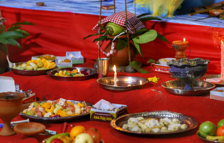 দেবী দুর্গার আরাধনা আর ভক্তির মধ্য দিয়ে সপ্তমীর দিন শুরু হয়েছে সনাতন ধর্মাবলম্বীদের।