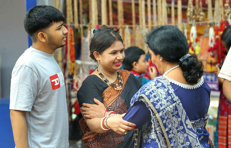 ভক্তরা একে অপরের সঙ্গে কুশল বিনিময় করছেন, কেউ দেবীর সামনে অঞ্জলি দিচ্ছেন, আবার কেউ পরিবারের সঙ্গে ছবি তুলছেন উৎসবের আনন্দ ধরে রাখতে।