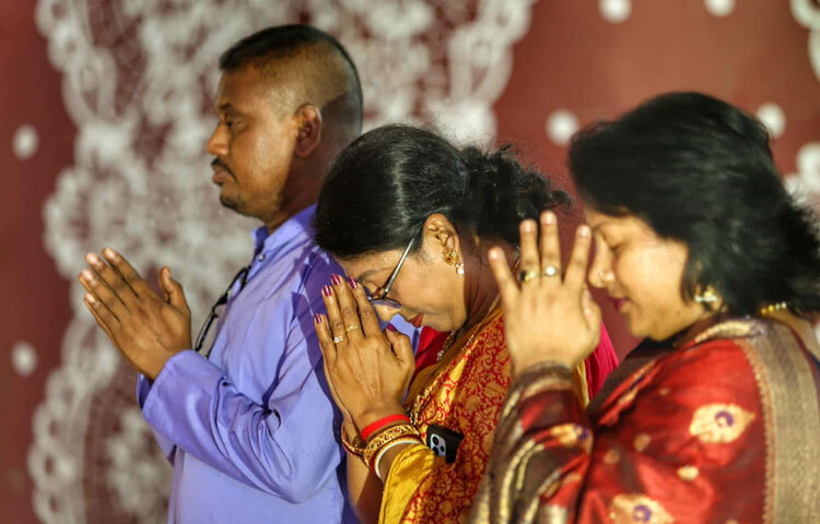 সবার মুখে এক ধরনের আনন্দের ঝিলিক-যেন দেবী আগমনের খুশি ভাগাভাগি করে নিচ্ছেন সবাই।