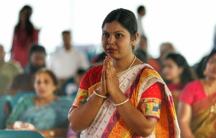 এখানে এসে ভক্তরা একে অপরের সঙ্গে গল্প করছেন, শিশুদের হাতে বেলুন আর খেলনা, কেউবা দোকান থেকে প্রসাদ ও মিষ্টি কিনছেন।