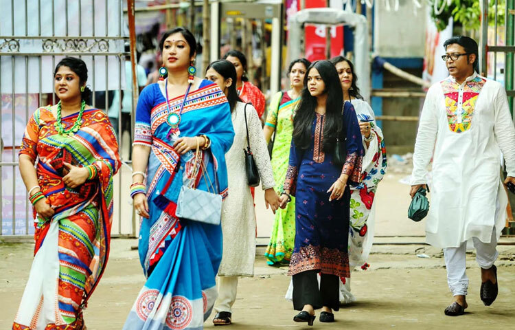 ভোরের আলো ফোটার সাথে সাথেই নানা বয়সী মানুষ নতুন পোশাক পরে পরিবার-পরিজন নিয়ে মন্দির প্রাঙ্গণে ছুটে আসেন।