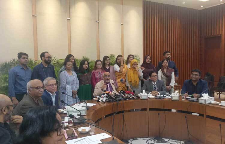 বিগত সরকারের আমলে চামচা পুঁজিবাদ থেকে চোরতন্ত্রে পরিণত হয়েছিল পুরো কাঠামো। আর এর উৎস ২০১৮ সালের নির্বাচন বলে মন্তব্য করেছেন শ্বেতপত্র প্রণয়ন কমিটির প্রধান ড. দেবপ্রিয় ভট্টাচার্য। ছবি: মফিজুল সাদিক