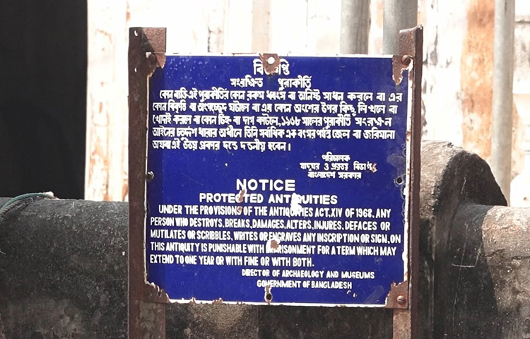 জানা যায়, মুঘল আমলে সম্রাট শাহজাহানের রাজত্বকালে জমিদার ইরাকের শাহ সুফি আদানী ইসলাম প্রচারের উদ্দেশ্যে এ অঞ্চলে আসেন। প্রায় চারশো বছর আগে ঝাউদিয়া গ্রামে তিনিই নির্মাণ করেন মসজিদটি। জনশ্রুতি আছে, অলৌকিক ভাবে একরাতেই মসজিদটি দৃশ্যমান হয়।