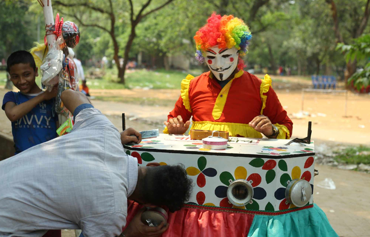 কেউ দেখছে বাংলার ঐতিহ্যবাহী বায়স্কোপ। ছবি: মাহবুব আলম