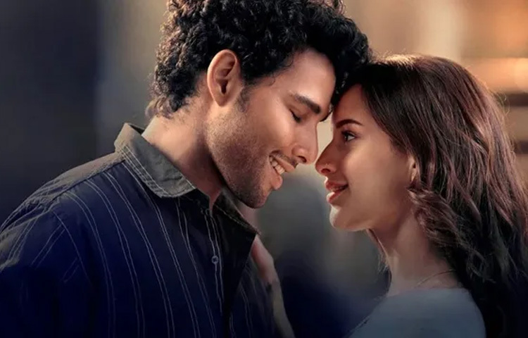 ধড়ক ২: সদ্য পরিচিত জুটি সিদ্ধান্ত চতুর্বেদী ও তৃপ্তি দিমরি ফিরছেন এক হৃদয়বিদারক প্রেমকাহিনিতে। জাতপাত ও শ্রেণিবিভেদের বাস্তবতায় গড়ে ওঠা এক জটিল ভালোবাসার গল্প। প্রথমদিনেই ‘সন অব সর্দার ২’, ‘অজয়: দ্য আনটোল্ড স্টোরি অফ আ যোগী’ এর সঙ্গে পাল্লা দিবে ধড়ক ২।