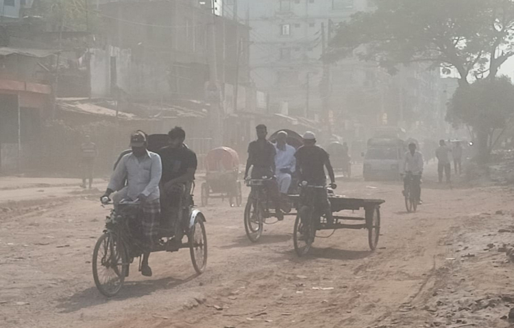 আজ বায়ুদূষণের তালিকায় শীর্ষ অবস্থানে ঢাকা। ঢাকার বায়ুর মানের স্কোর হচ্ছে ২৭৪। এর অর্থ দাঁড়ায় এখানকার বায়ু খুবই অস্বাস্থ্যকর পর্যায়ে রয়েছে। ছবি: শান্ত রায়হান