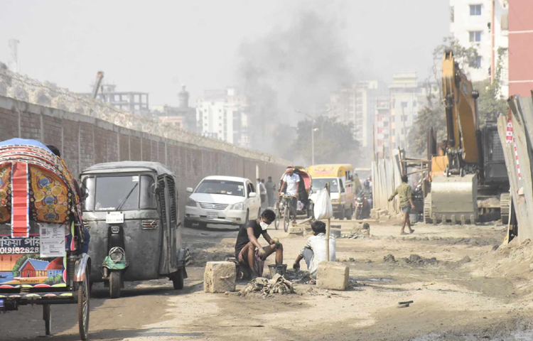 বায়ুদূষণের তালিকায় আজ শীর্ষ অবস্থানে রয়েছে বাংলাদেশের রাজধানী ঢাকা। অন্যদিকে, আজ দ্বিতীয় নম্বরে রয়েছে ভারতের রাজধানী দিল্লি। ছবি: বিপ্লব দীক্ষিত