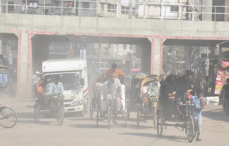 বায়ুদূষণে আজ সকালে বিশ্বের ১০০ শহরের মধ্যে ঢাকার অবস্থান তৃতীয়। এ যেন ধুলোর নগরী। ছবি: বিপ্লব দীক্ষিত