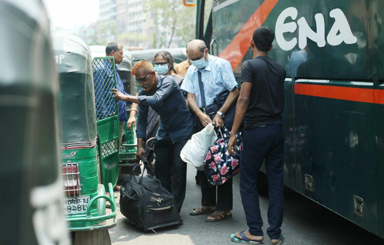 প্রিয়জনের সঙ্গে ঈদ কাটিয়ে ঢাকায় ফিরতে শুরু করেছে বিভিন্ন শ্রেণি-পেশার মানুষ। ছবি: মাহবুব আলম