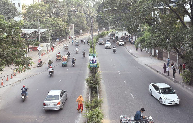১৩ নভেম্বর কার্যক্রম নিষিদ্ধ আওয়ামী লীগ ঢাকায় ‘লকডাউন’ কর্মসূচি ঘোষণা করেছে। এর আগেই গত দুদিন ঢাকাসহ দেশের বিভিন্ন এলাকায় গাড়িতে অগ্নিসংযোগ ও চোরাগোপ্তা ককটেল বিস্ফোরণ হচ্ছে। এর প্রভাব পড়েছে সড়কে যানবাহন চলাচলে। অন্য সাধারণ দিনের তুলনায় আজ বুধবার ঢাকার সড়কগুলোতে ব্যক্তিগত গাড়ি চলাচল কিছুটা কম। ছবি: বিপ্লব দীক্ষিৎ